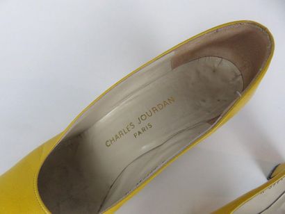 Charles JOURDAN 

Paire d'escarpins jaunes....