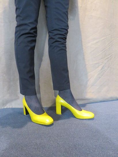 Charles JOURDAN 

Paire d'escarpins jaunes....