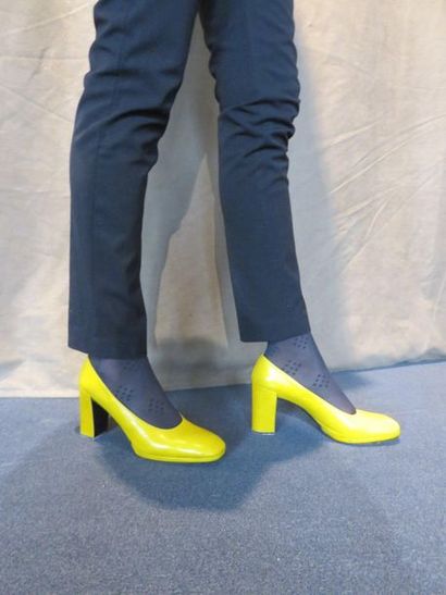 Charles JOURDAN 

Paire d'escarpins jaunes....