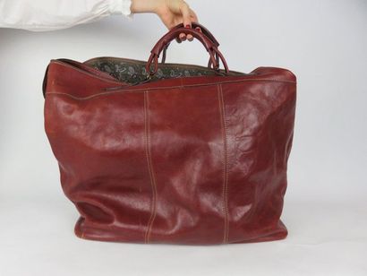 Sac de voyage en cuir vieilli bordeaux

(état...