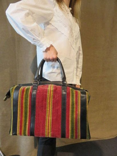 Sac de voyage en cuir et velours à rayures....