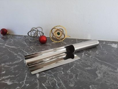CIRCA 1960 - Silver plated metal crumb collector....