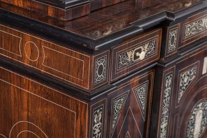 Buffet cabinet en marqueterie et incrustations...