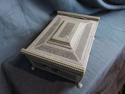 SYRIE

Boite à couture en marqueterie géométrique...