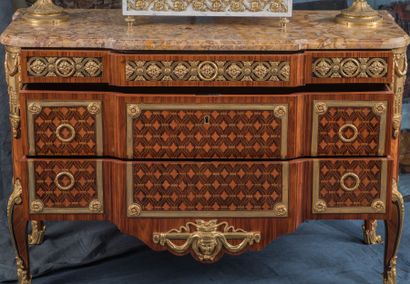 Exceptionnelle commode d'apparat en marqueterie...