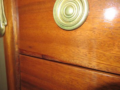 Commode en placage de satiné ouvrant à cinq...