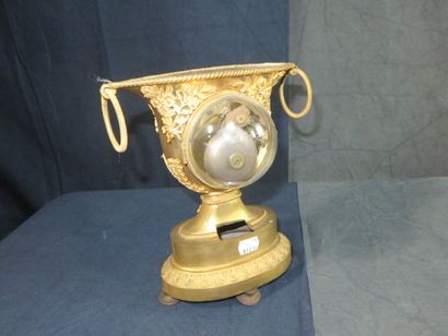 Petite pendule urne sur piédouche en bronze...