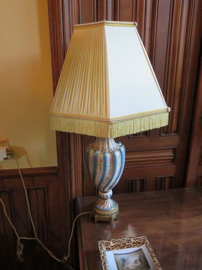 Paire de vases montés en lampe en porcelaine...