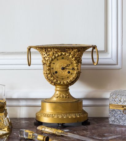 Petite pendule urne sur piédouche en bronze...