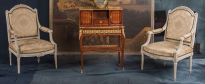Paire de fauteuils en bois laqué crème, mouluré...