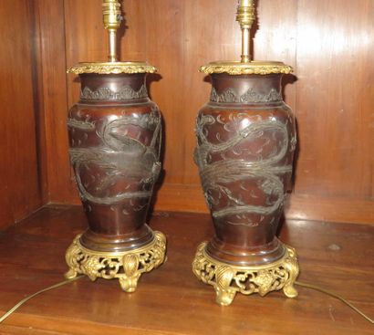 JAPON 

Paire de vases montés en lampe en...