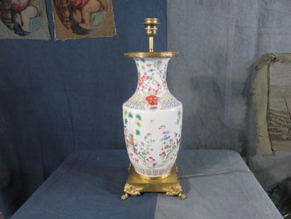 EXTRÊME-ORIENT 

Paire de vases en porcelaine...