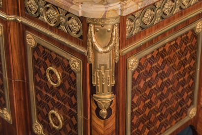 Exceptionnelle commode d'apparat en marqueterie...