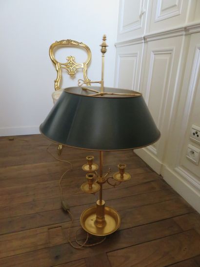 Deux lampes bouillotte en bronze ciselé et...