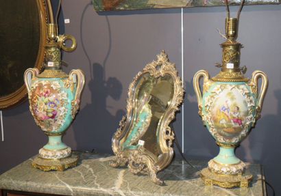 Paire de lampes de forme ovoïde en porcelaine...