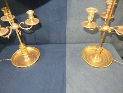 Deux lampes bouillotte en bronze ciselé et...