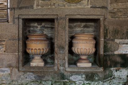 Paire de pots en terre cuite à col mouluré...