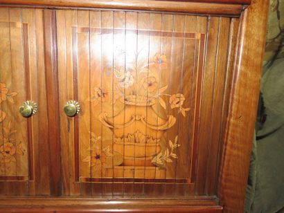 Table d’appoint en noyer, placage de noyer...
