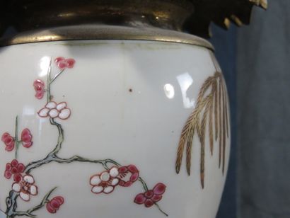 CHINE 

Paire de lampes en porcelaine à décor...