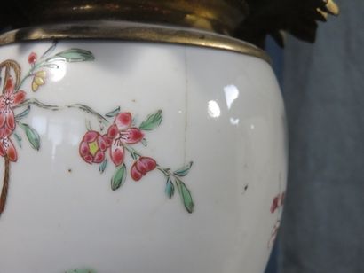 CHINE 

Paire de lampes en porcelaine à décor...