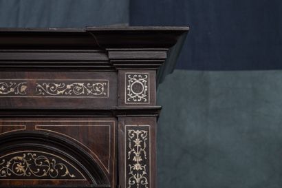 Buffet cabinet en marqueterie et incrustations...