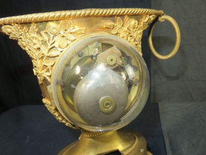 Petite pendule urne sur piédouche en bronze...