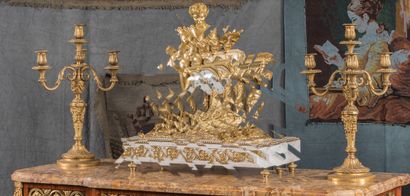 Paire de candélabres en bronze ciselé et...