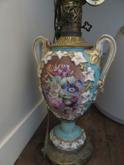 Paire de lampes de forme ovoïde en porcelaine...