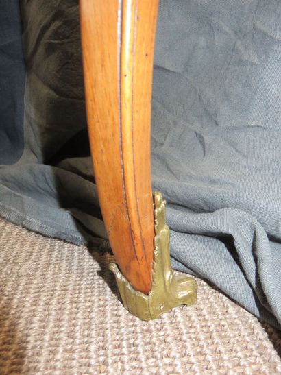 Table d’appoint en noyer, placage de noyer...