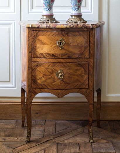 Petite commode en placage de bois de rose...