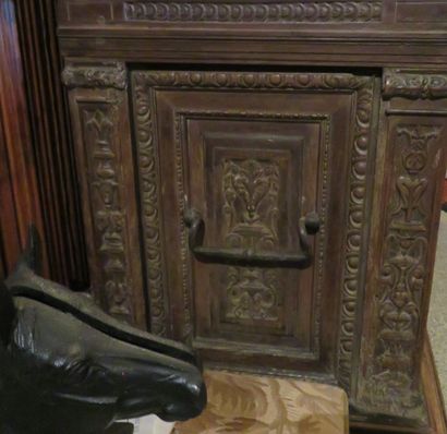 Coffre en noyer sculpté présentant en façade...