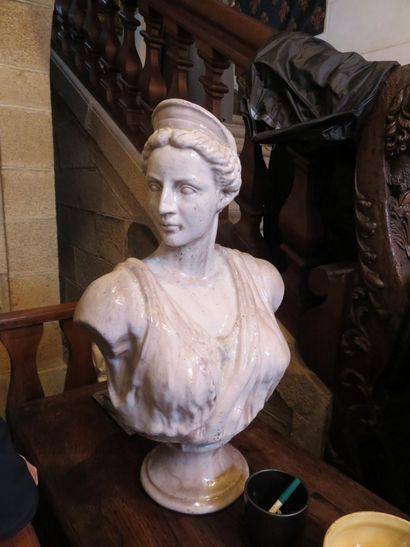 Femme en buste coiffée d’un diadème sur un...