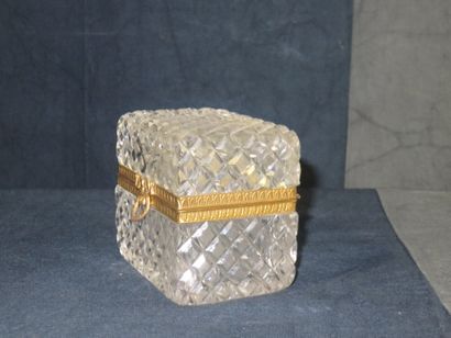 Boite en cristal taillé en pointes de diamants...
