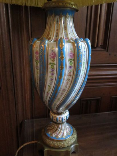 Paire de vases montés en lampe en porcelaine...