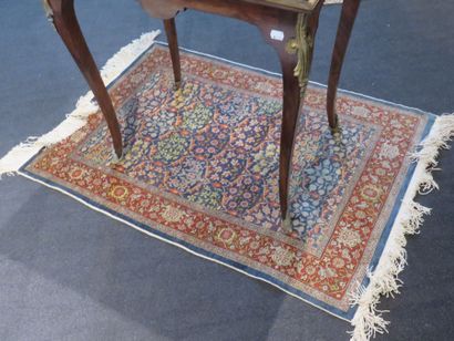 Tapis laine et soie rouge, ocre et bleue...