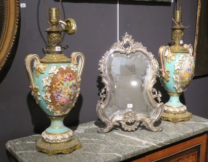 Paire de lampes de forme ovoïde en porcelaine...