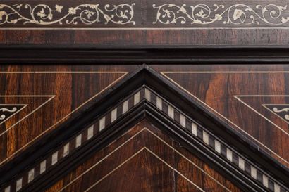Buffet cabinet en marqueterie et incrustations...