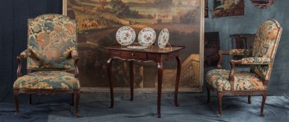 Paire d'importants fauteuils en chêne mouluré...