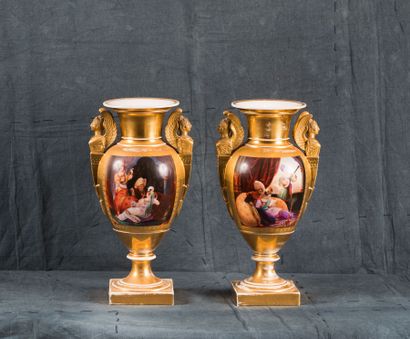 Paire de vases en porcelaine dorée figurant...