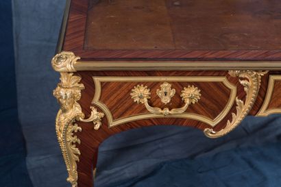 Bureau plat en placage de satiné et bois...