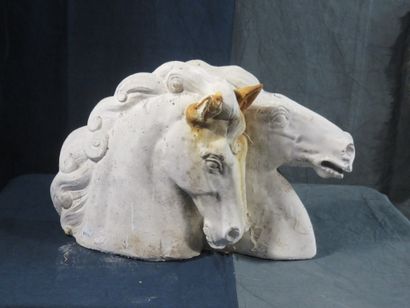 Sculpture en plâtre figurant deux têtes de...