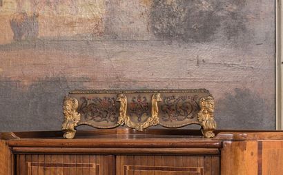 Serviteur de bureau à côtés mouvementés en...