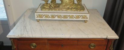Commode en placage de satiné ouvrant à cinq...