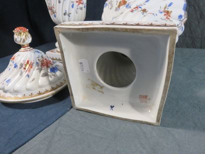 Paire d’urnes couvertes en porcelaine à décor...