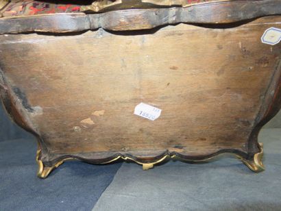 Serviteur de bureau à côtés mouvementés en...