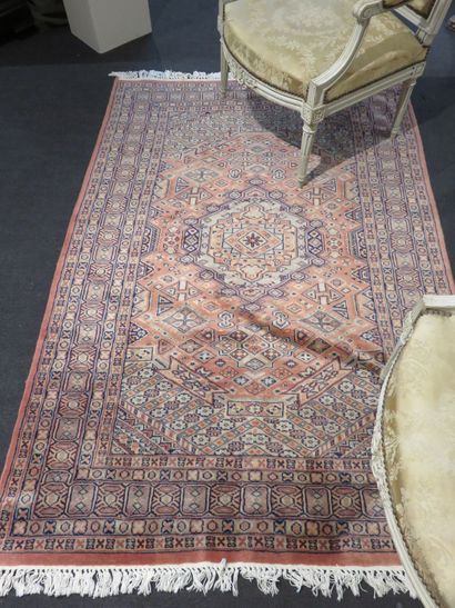 Tapis d'Orient en laine point noués à décor...