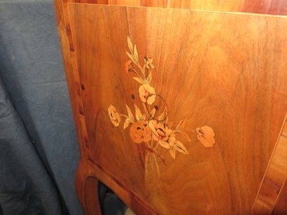 Table d’appoint en noyer, placage de noyer...