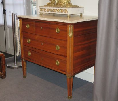 Commode en placage de satiné ouvrant à cinq...