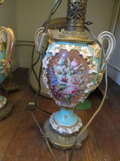 Paire de lampes de forme ovoïde en porcelaine...