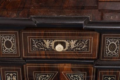 Buffet cabinet en marqueterie et incrustations...